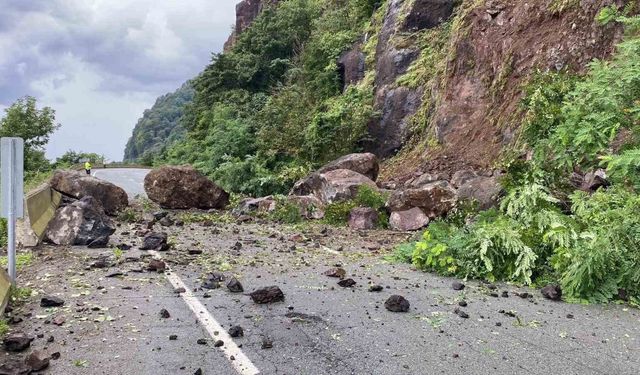 Artvin’de heyelan Karadeniz Sahil Yolu’nu ulaşıma kapattı