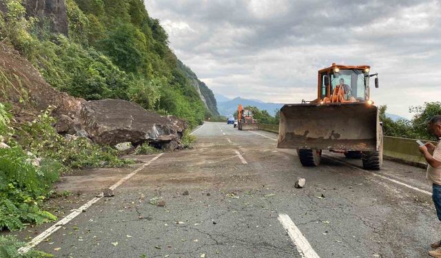Artvin’de heyelan nedeniyle kapanan Karadeniz Sahil Yolu yeniden ulaşıma açıldı
