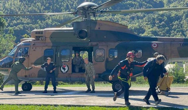 Artvin’de mahsur kalan vatandaşlar ve turistler helikopterle tahliye edildi