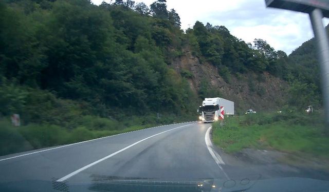 Artvin’de tırın hatalı sollaması faciaya davetiye çıkardı