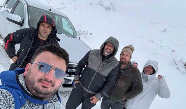 Artvin’de yayla yürüyüşü yapan grup kar sürpriziyle karşılaştı