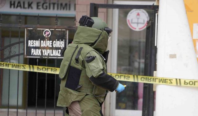 ATM önünde unutulan şüpheli çanta polisi alarma geçirdi