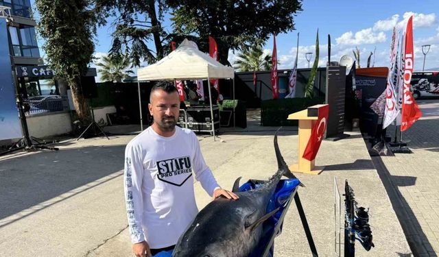 Avladığı orkinosları düzenlediği festivalle çocuklara ikram etti