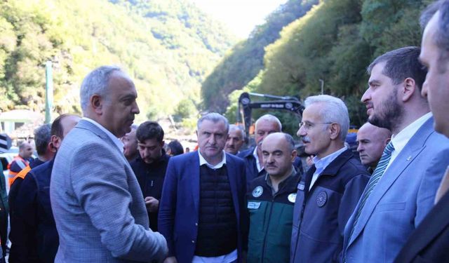 Bakanlar Uraloğlu ve Bak sellerden zarar gören Artvin’in Borçka ilçesinde incelemelerde bulundu