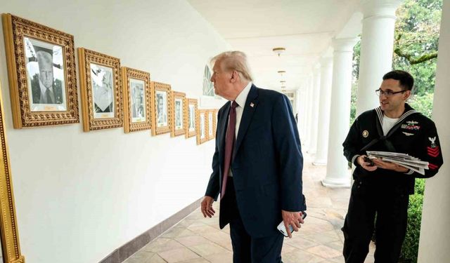 Beyaz Saray’da Biden’ın portresi yerine otomatik imza makinesinin fotoğrafı kullanıldı