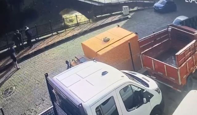 Borçka’da selde tarihi köprünün yıkılma anı kamerada