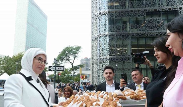 Emine Erdoğan, Türkevi’nin yakınına kurulan simit standını ziyaret etti
