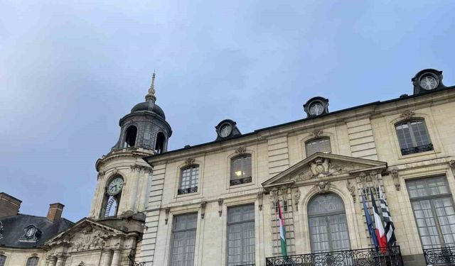 Fransa’da 52 belediye binasına Filistin bayrağı asıldı