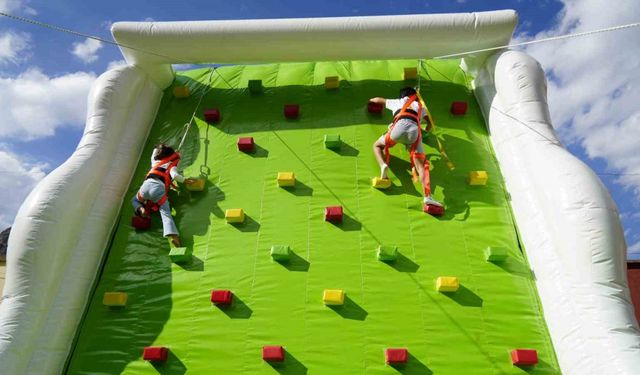 Gümüşhane’de düzenlenen şenlikte yüzlerce çocuk doyasıya eğlendi