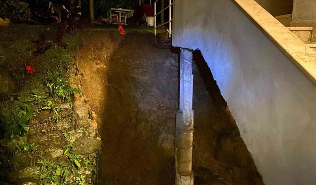 Hopa’da istinat duvarı çöktü, 3 katlı ev tahliye edildi