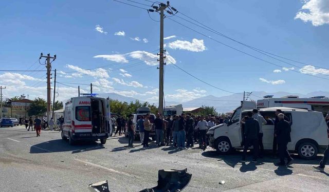 Iğdır’da zırhlı polis aracıyla otomobil çarpıştı: 4 yaralı