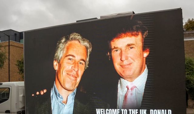 İngiltere’de Trump ve Epstein’ın fotoğrafını yayınlayan reklam aracına polis el koydu