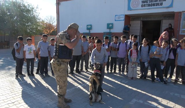 Jandarma ekiplerinden öğrencilere trafik eğitimi