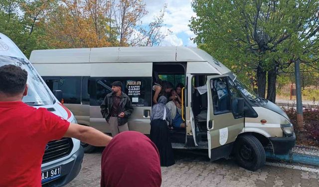 Kırıkkale’de dolmuş ağaca çarptı: 13 üniversite öğrenicisi yaralı