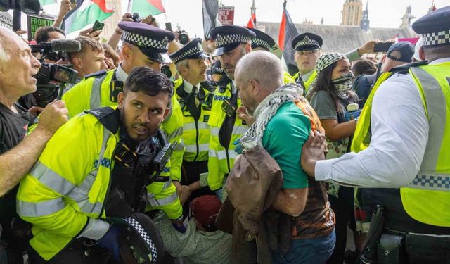 Londra’da düzenlenen Filistin’e destek gösterisinde 890 kişi gözaltına alındı