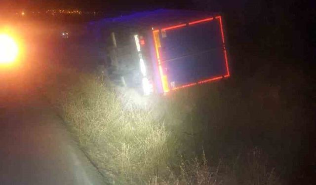 Nevşehir’de devrilen kargo kamyonunda sürücü hayatını kaybetti