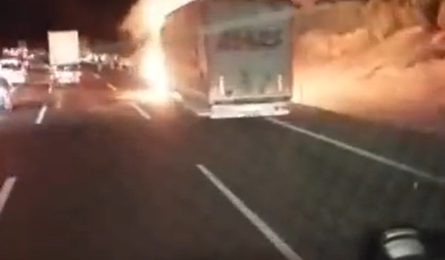 Otobanda tır yandı, patlama anı kamerada