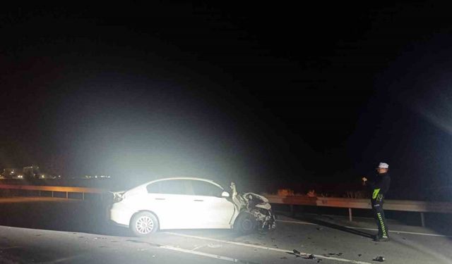 Otomobil traktörün römorkuna çarptı: 2 yaralı