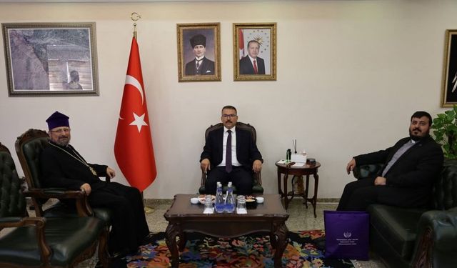 Patriğin ziyareti öncesi çift başlı kartal figürlü tablonun asılı olmadığı görüldü