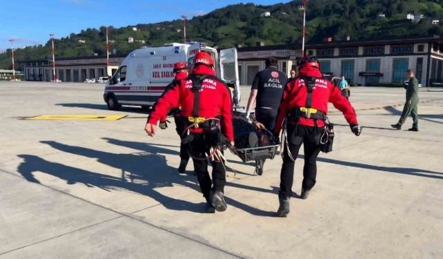 Rize’de askeri helikopterlerin mesaisi sürüyor