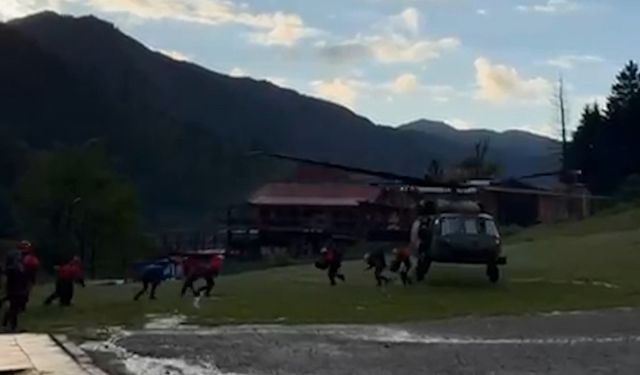 Rize’de Ayder Yaylası’nın yolu kapalı olunca yayladaki yerli ve yabancı turistler helikopterlerle tahliye ediliyor