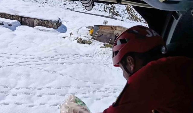 Rize’de helikopterlerin yaylalara erzak ve hayvan yemi seferleri devam ediyor