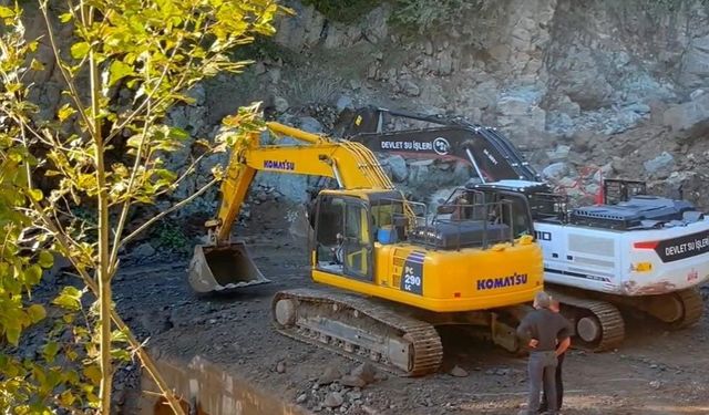 Rize’de sel ve heyelanlar sonrası riskli kayalara ilginç temizlik