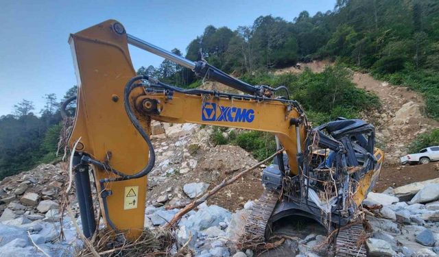 Rize’deki sel ve heyelanlar sonrası 4 gündür yolu kapalı olan Deremezra Köyü’ne ulaşım sağlandı
