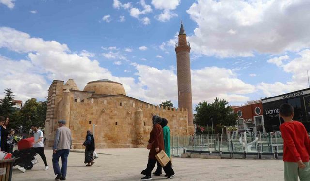 Şehrin ortasında 754 yıllık tarihi yapı dimdik ayakta duruyor