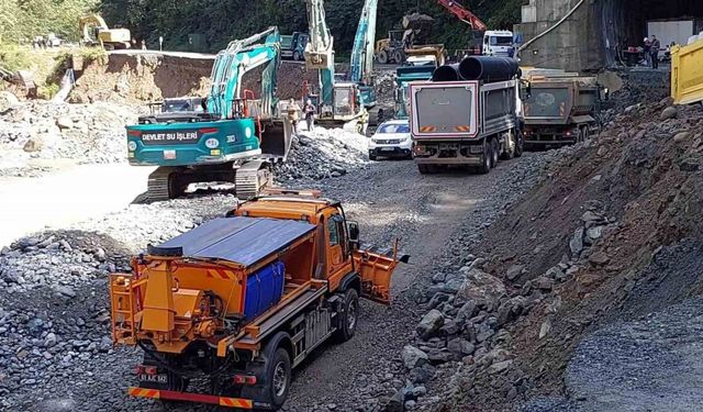 Sel ve heyelanlar nedeniyle 3 gündür kapalı olan Çamlıhemşin-Ayder karayolu ulaşıma açıldı