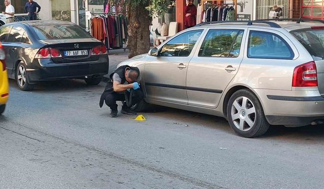 Silahlı kavgada 2 iş yerine kurşunlar isabet etti