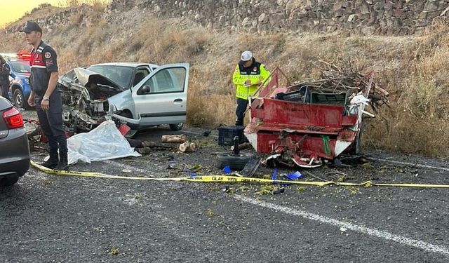 Tarım aracı ile otomobil çarpıştı: 1 ölü, 4 yaralı