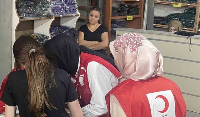 Uşak Kızılay’dan öğrencilere giyim desteği