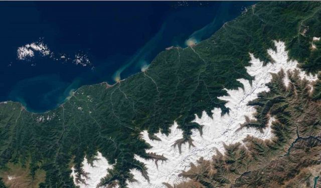 Uydu görüntülerinde Kaçkarlar’daki kar ve Karadeniz’e selle taşınan toprak kütleleri dikkat çekti