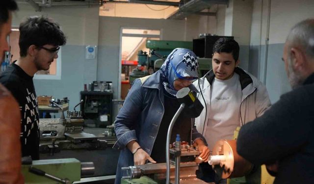 45 yaşında üniversiteye başladı, endüstriyel kalıpçılık bölümünün tek kadın öğrencisi oldu