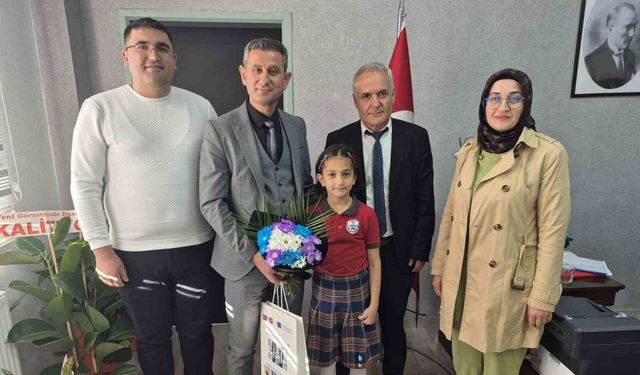 50 metre serbest yüzmede Türkiye rekoru kıran öğrenci ödüllendirildi