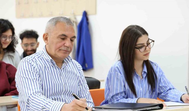 58 yaşındaki dede, 18 yaşındaki torunuyla aynı üniversitede okuyor