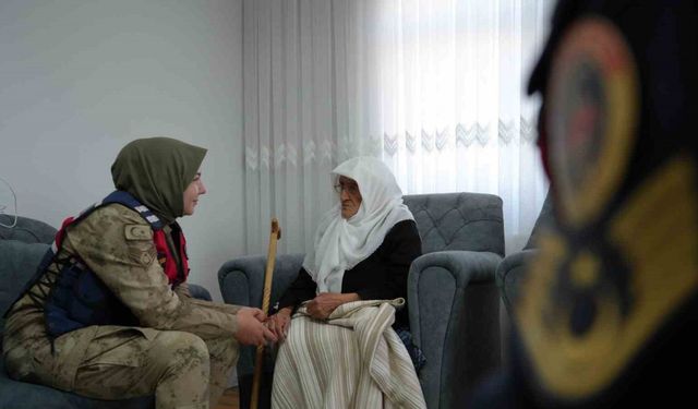 97 Yaşındaki Rabiye ninenin asker sevgisi: "Biz Türk’üz, onlar  benim evladım"