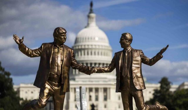 ABD’de Trump ve Epstein’ın el ele tasvir edildiği heykel eski yerine yerleştirildi