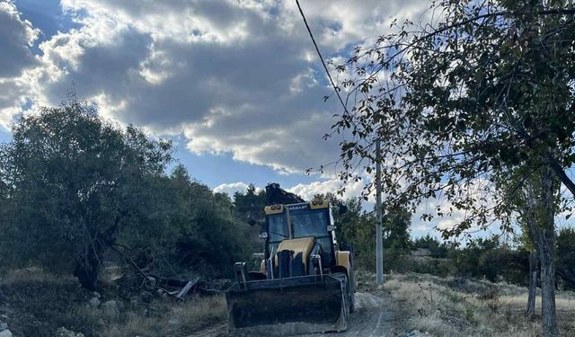 Acıpayam Belediyesinin düzeltmediği yolu vatandaşlar kendi imkânlarıyla düzelti