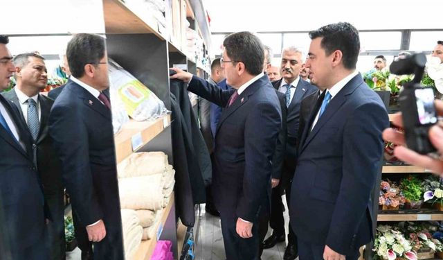 Adalet Bakanı Tunç, tutuklu ve hükümlülerin ürettiği ürünleri inceledi