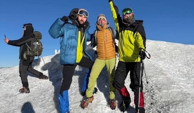Ağrı Dağı’nda dağcılar zirveye ulaştı