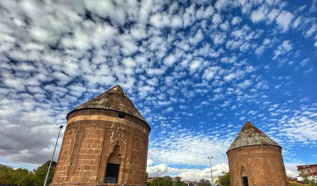 Ahlat’ta bulutlar ve tarihi kümbetler görsel şölen oluşturdu
