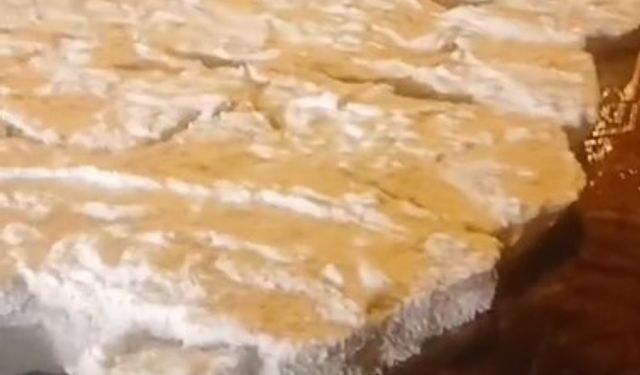 Ahlat’ta dolu yağışı cadde ve sokakları beyaza bürüdü