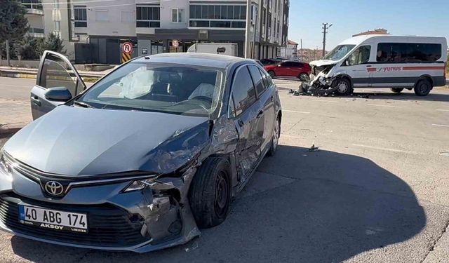 Aksaray’da otomobil ile servis minibüsü çarpıştı: 1 yaralı