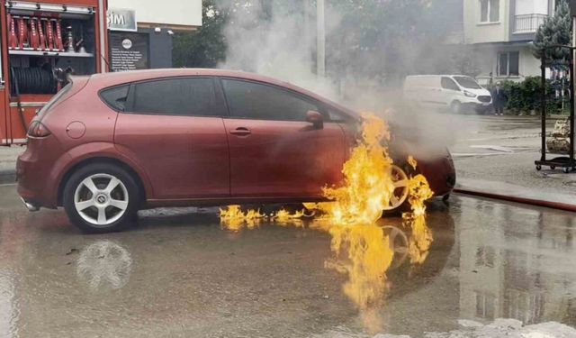 Aksaray’da seyir halindeki otomobil alev aldı