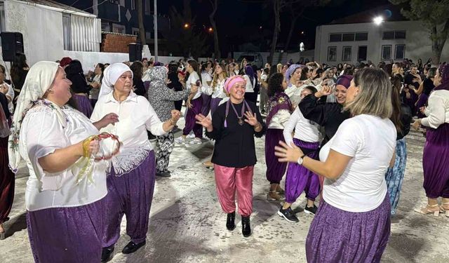 Aliağa’da kadınlardan renkli "Şalvar Gecesi"