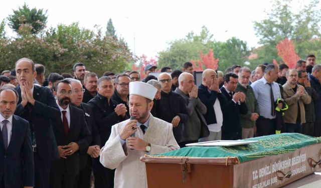 Araç kullanırken kalp krizi geçirerek hayatını kaybeden profesör son yolculuğuna uğurlandı