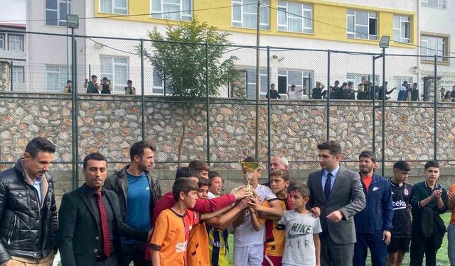 Arıcak’ta ortaokullar arası futbol turnuvası sona erdi