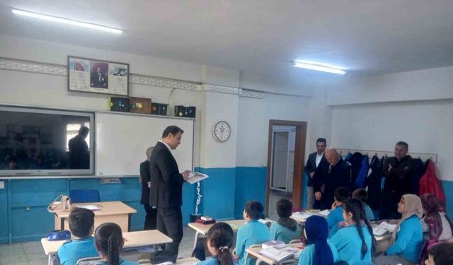 Aydıntepe Kaymakamı Bayram öğrencilerle derslere katıldı